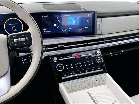 Used 2025 Hyundai Santa Fe Calligraphy FWD image 7
