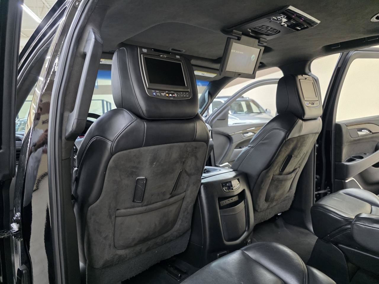 Used 2018 Cadillac Escalade ESV Platinum AWD/4WD image 28