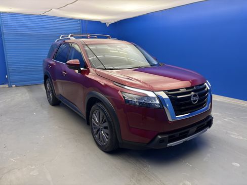 Used 2023 Nissan Pathfinder SL w/ SL Premium Package FWD image 2