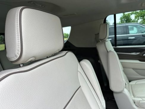 Used 2023 GMC Yukon XL Denali AWD/4WD image 16