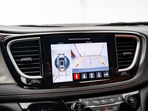 Used 2024 Chrysler Pacifica Pinnacle AWD/4WD image 38