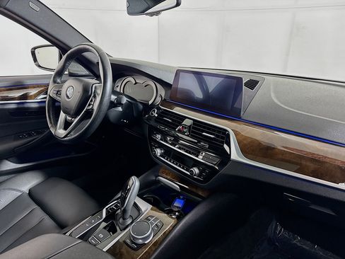 Used 2019 BMW 530e xDrive w/ Convenience Package image 28