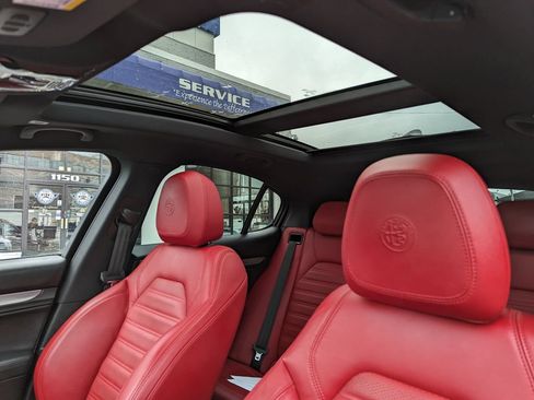 Used 2022 Alfa Romeo Stelvio Veloce AWD/4WD image 29