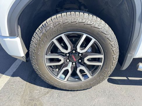 Used 2021 GMC Sierra 1500 AT4 w/ AT4 Preferred Package AWD/4WD image 9