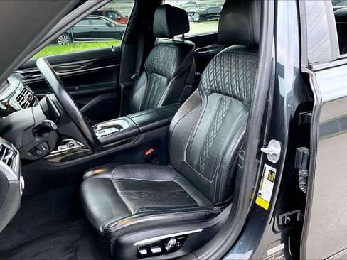 Used 2017 BMW 750i image 8