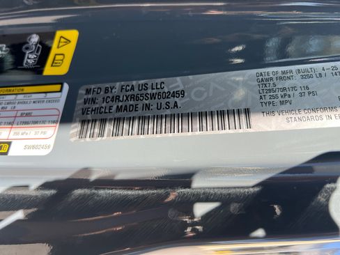 Used 2025 Jeep Wrangler Unlimited Rubicon 4xe image 32