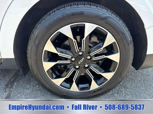Used 2024 Kia Carnival EX FWD image 8