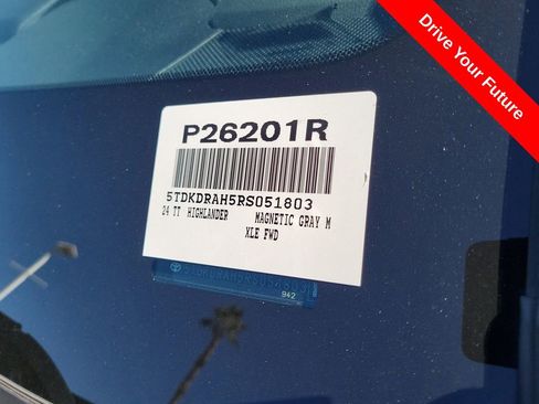 Used 2024 Toyota Highlander XLE FWD image 33