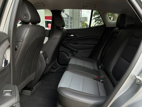Used 2025 Chevrolet Trax LT w/ LT Convenience Package FWD image 11