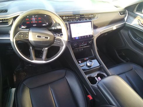 Used 2024 Jeep Grand Cherokee Limited image 13