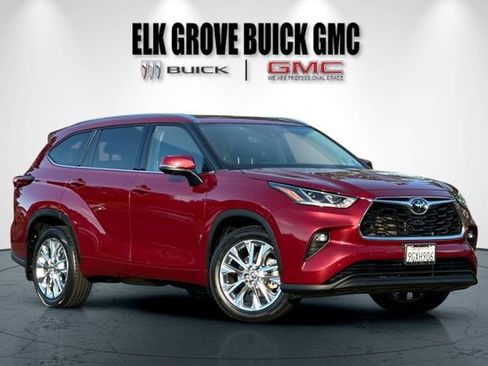 Used 2023 Toyota Highlander Limited image 2