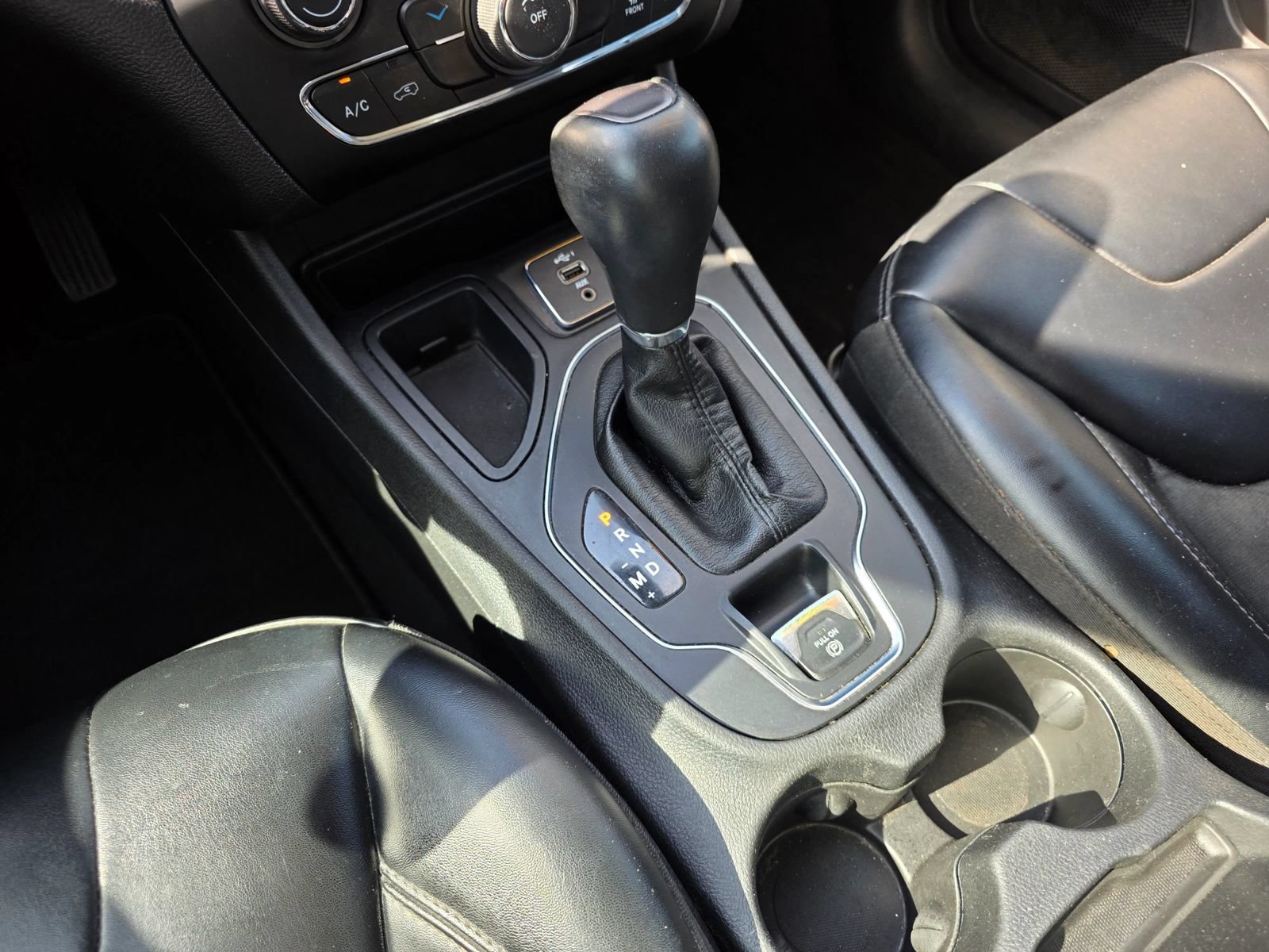 Used 2019 Jeep Cherokee Latitude Plus FWD image 17