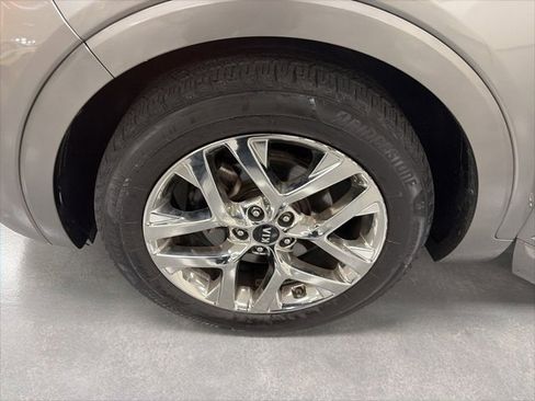 Used 2019 Kia Sorento SX image 28