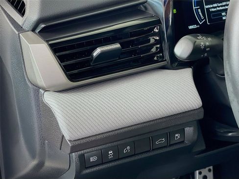 Used 2025 Toyota Camry SE w/ Convenience Package image 14