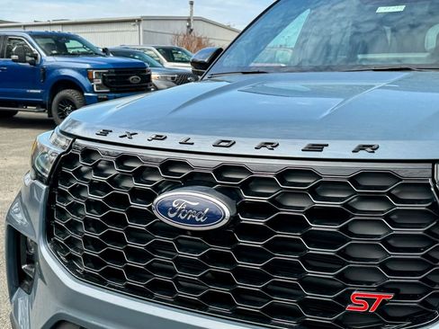 Certified 2025 Ford Explorer ST AWD/4WD image 9