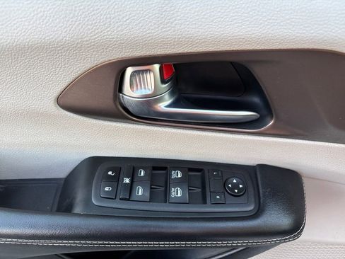 Used 2022 Chrysler Voyager LX image 15