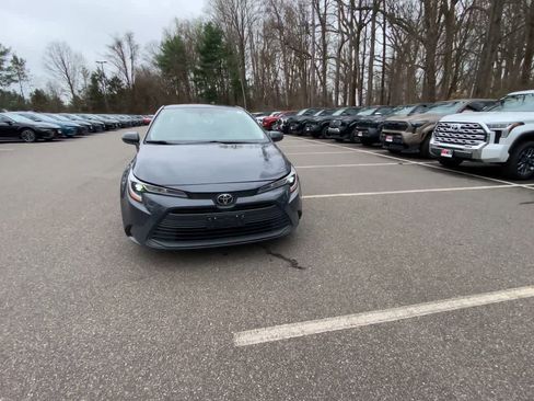 Used 2023 Toyota Corolla LE image 3