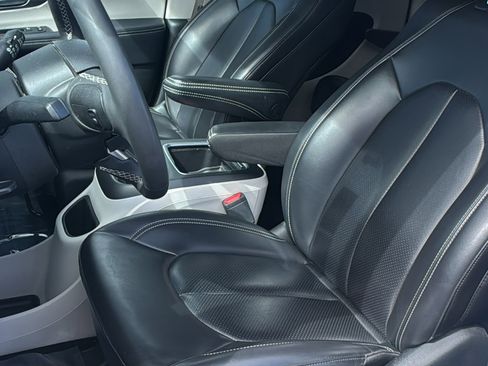 Used 2023 Chrysler Pacifica Touring-L image 26