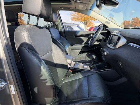Used 2019 Kia Sorento SX image 31