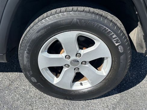 Used 2011 Jeep Grand Cherokee Laredo image 8