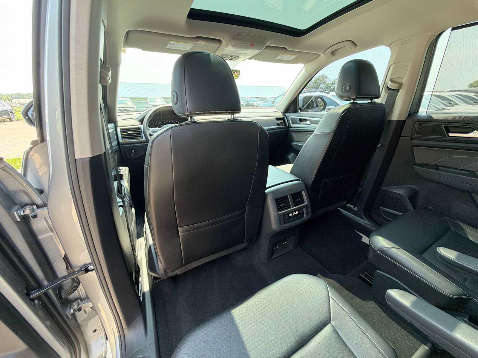 Used 2022 Volkswagen Atlas SE w/ Panoramic Sunroof Package AWD/4WD image 4