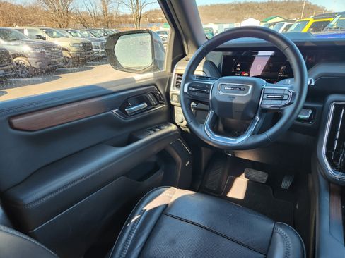 Used 2025 GMC Yukon XL Denali AWD/4WD image 23