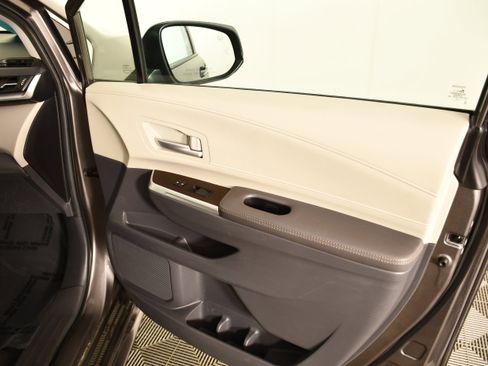 Used 2024 Toyota Sienna XLE image 39