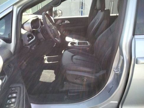 New 2026 Chrysler Pacifica Select AWD/4WD image 9