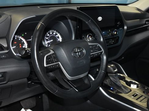Used 2023 Toyota Highlander XLE image 2