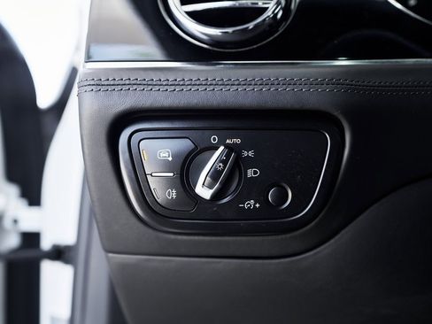 Used 2022 Bentley Bentayga image 36