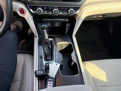 Used 2018 Honda Accord Touring image 17