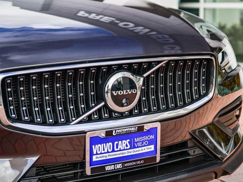 Used 2025 Volvo V60 B5 Cross Country Plus image 12