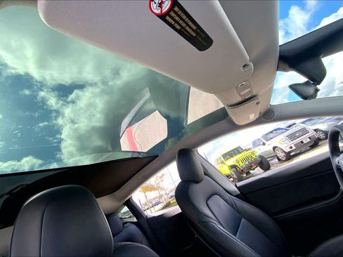 Used 2021 Tesla Model Y Long Range image 13