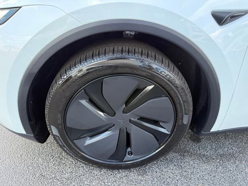 Used 2026 Tesla Model Y 2WD image 37