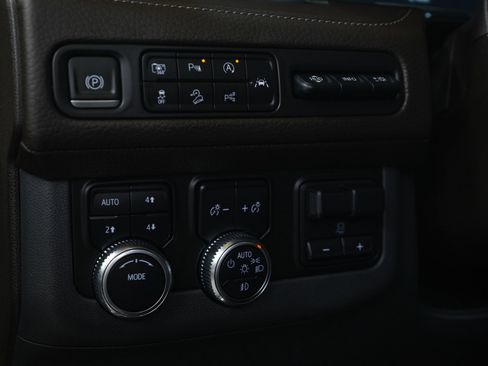 Used 2023 GMC Yukon Denali w/ Advanced Technology Package AWD/4WD image 29