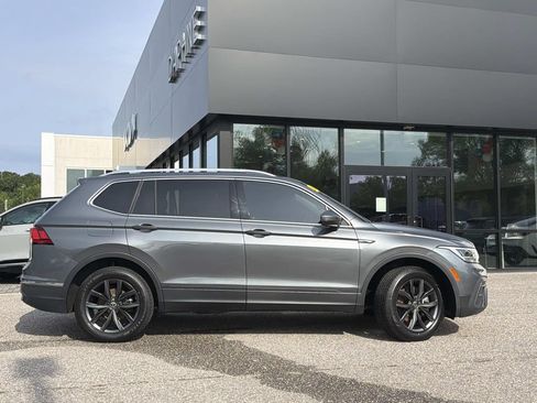 Used 2023 Volkswagen Tiguan SE w/ Panoramic Sunroof Package FWD image 3