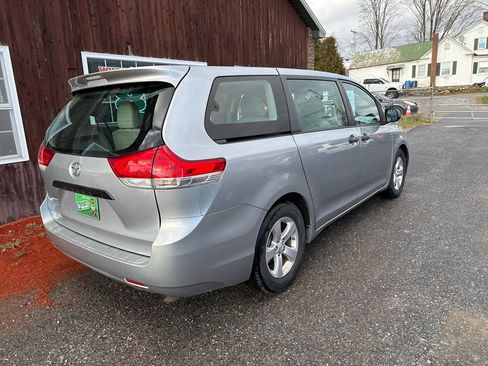 Used 2014 Toyota Sienna L image 9