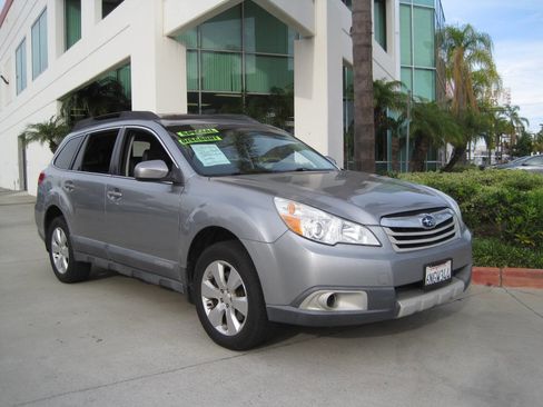 Used 2011 Subaru Outback 3.6R Limited image 6