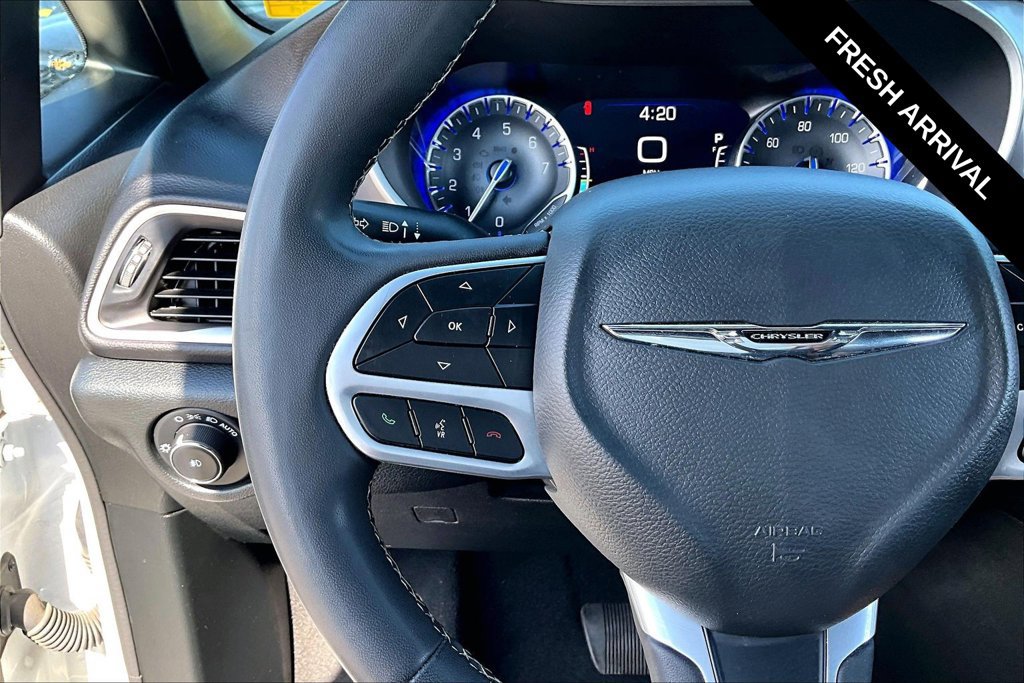 Used 2025 Chrysler Pacifica Select FWD image 15