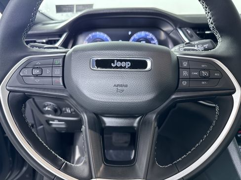 New 2025 Jeep Grand Cherokee Altitude image 19