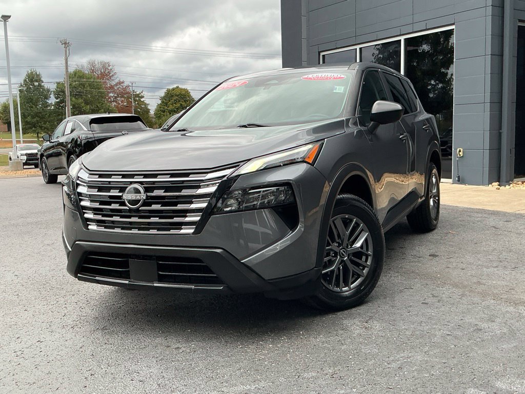 Used 2024 Nissan Rogue S AWD/4WD image 2