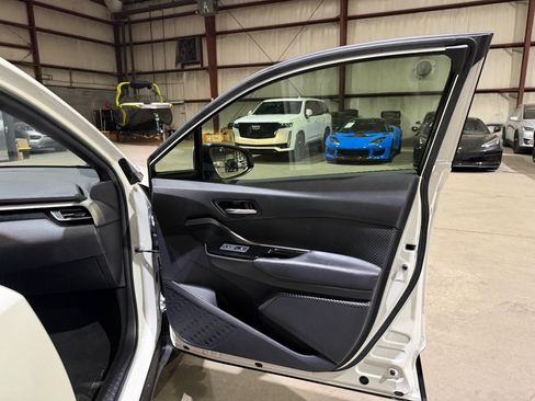 Used 2019 Toyota C-HR XLE FWD image 24