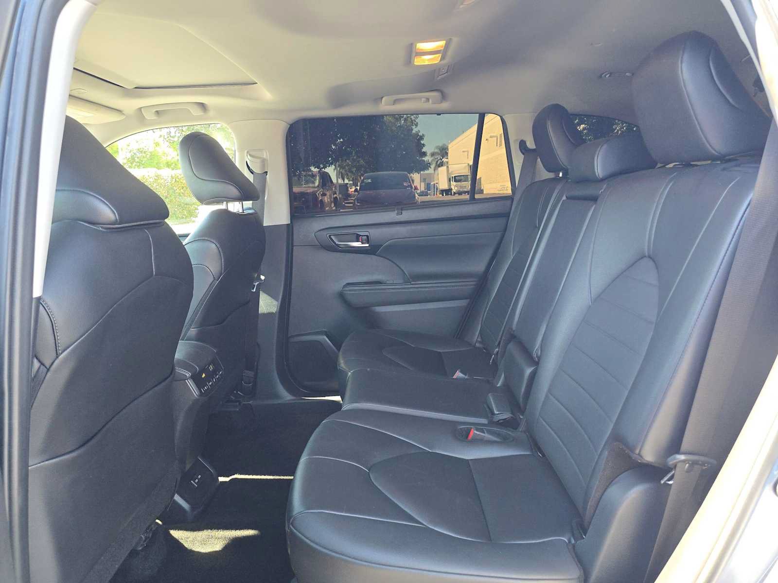 Used 2024 Toyota Highlander XLE FWD image 18