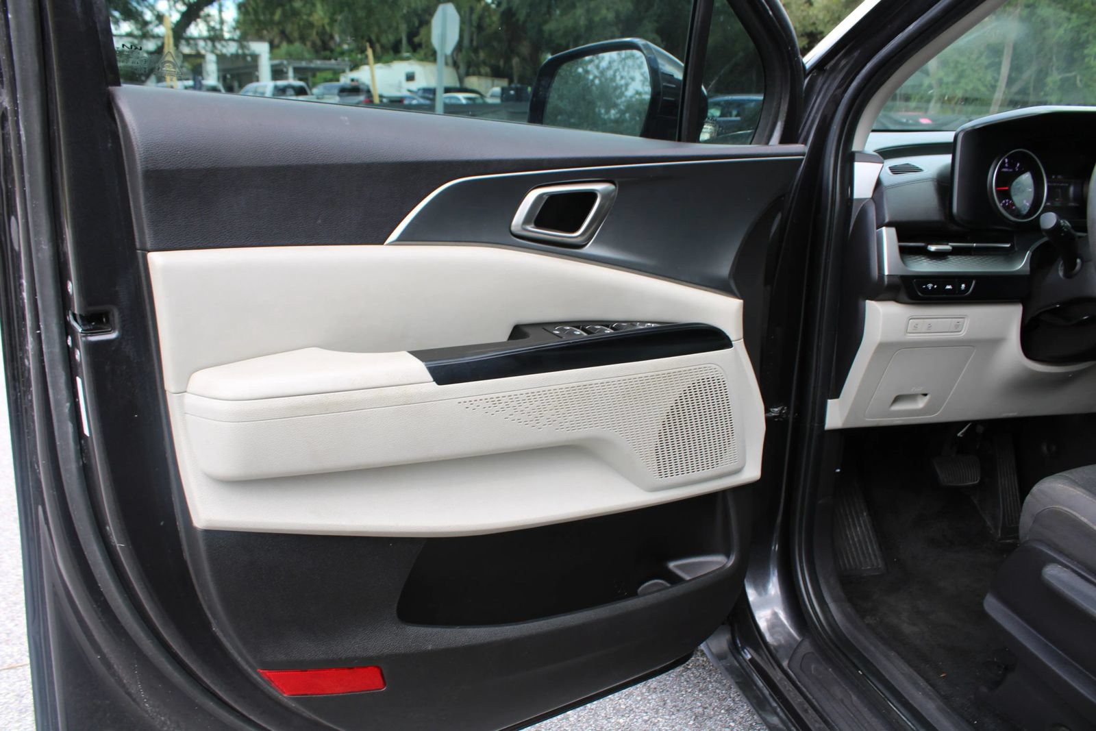 Used 2024 Kia Carnival LX FWD image 7