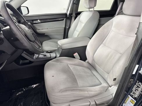 Used 2012 Kia Sorento LX w/ Third Row Pkg FWD image 4