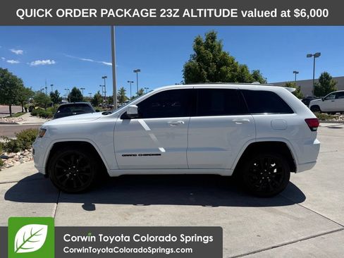 Used 2017 Jeep Grand Cherokee Altitude AWD/4WD image 4