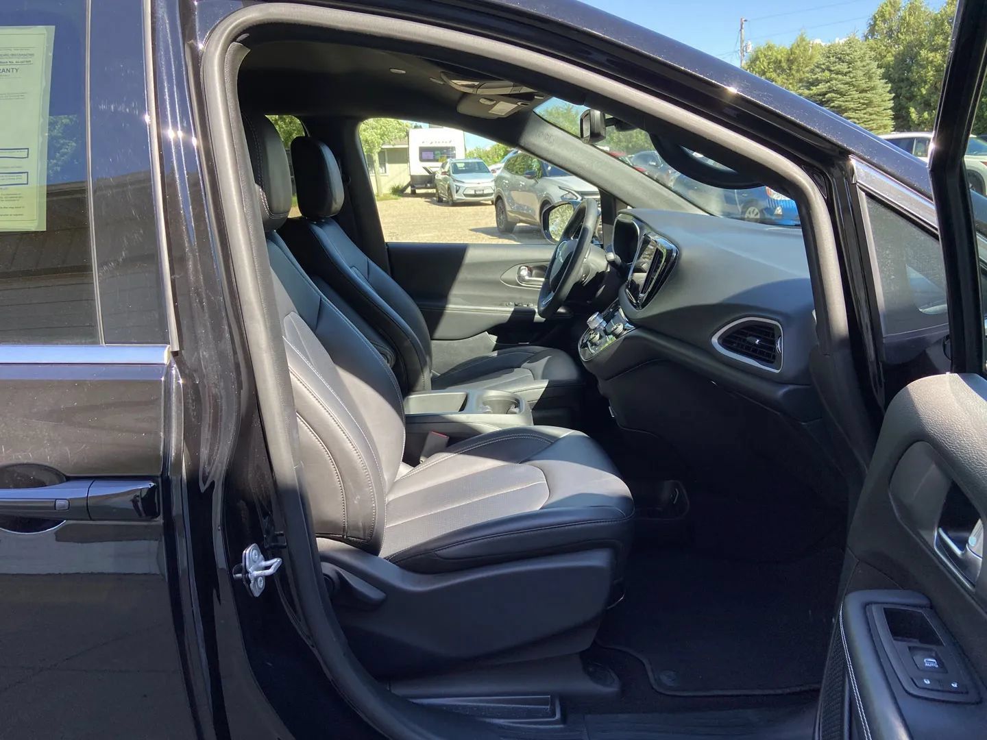 Used 2025 Chrysler Pacifica Select FWD image 12