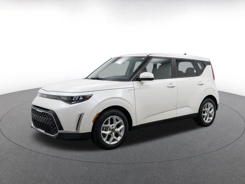 Used 2025 Kia Soul LX w/ LX Technology Package FWD image 3