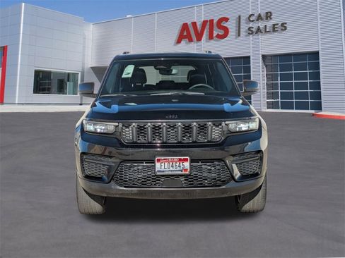 Used 2023 Jeep Grand Cherokee Altitude image 2