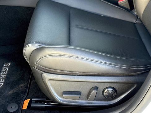 Used 2025 Genesis G70 2.5T image 21